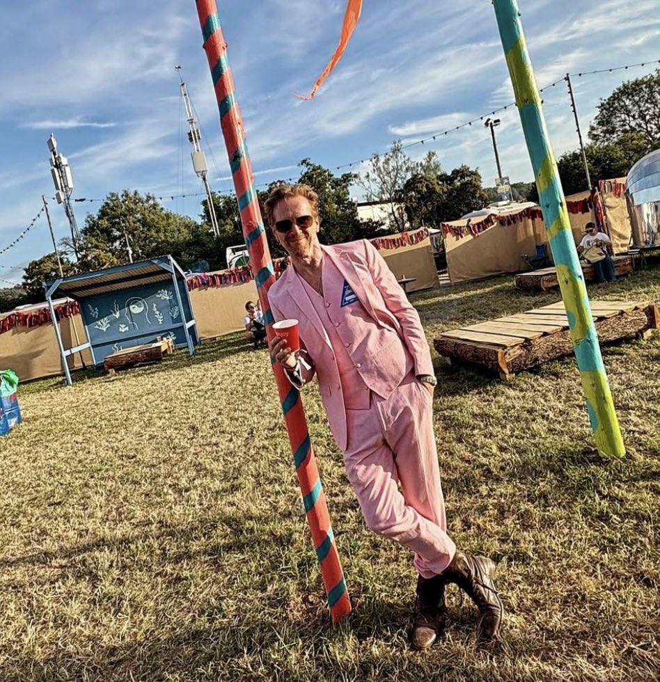 GingersnapDamo's tweet photo. Damian Lewis and Alison Mosshart attended Glastonbury Festival. Get the details and see more photos here: https://t.co/ZfG887Ey4b #DamianLewis #AlisonMosshart #Glasto #Glasto2025 #GlastoFest #Glastonbury2025 #GlastonburyFestival https://t.co/56oXY27Aoc
