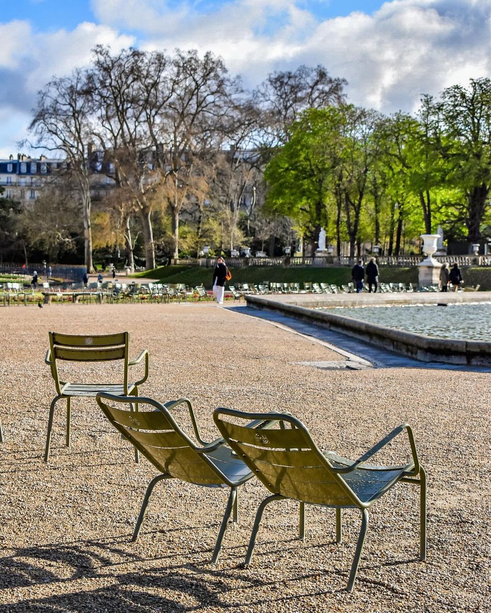 Duo of chairs looking for Parisians to daydream