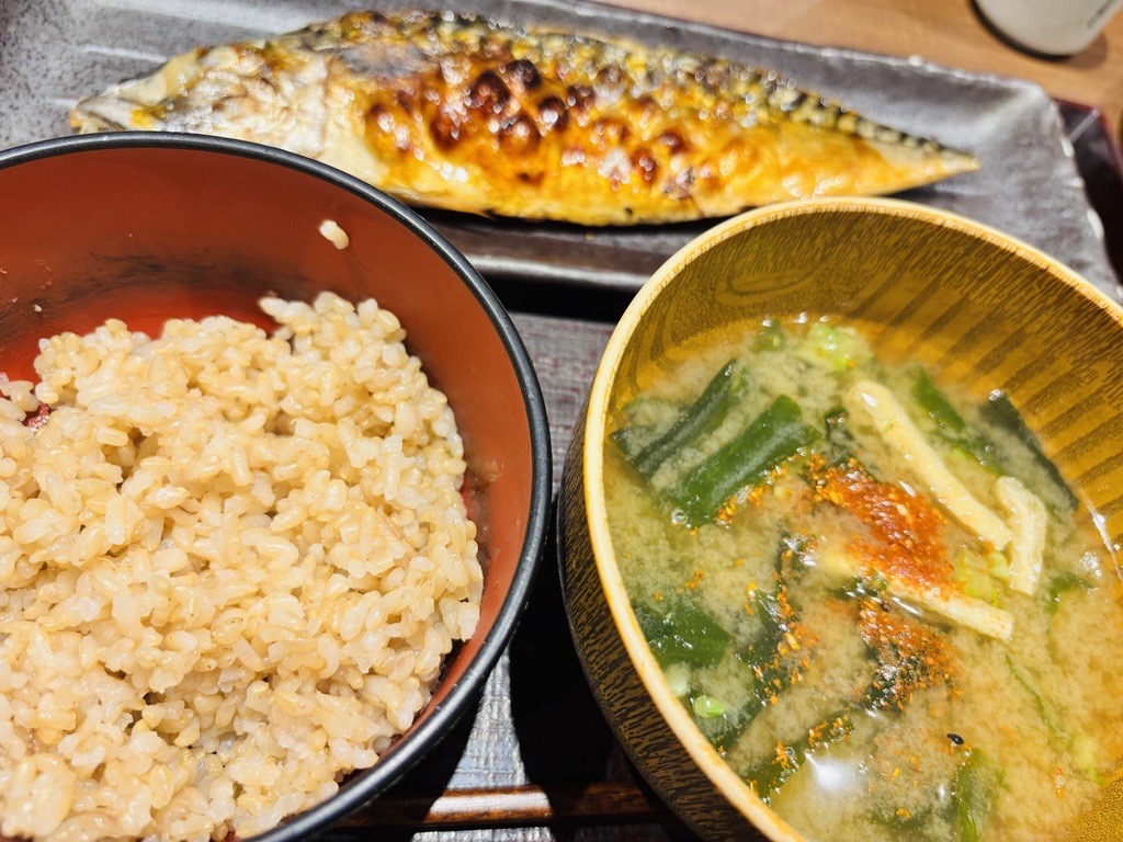 集中力が必要な午後のパフォーマンスを高めたいなら、ランチは「玄米」を選択しましょう。白米ではなく玄米に変えるだけで、脳が整い、持続的な集中力と判断力を手に入れられます。