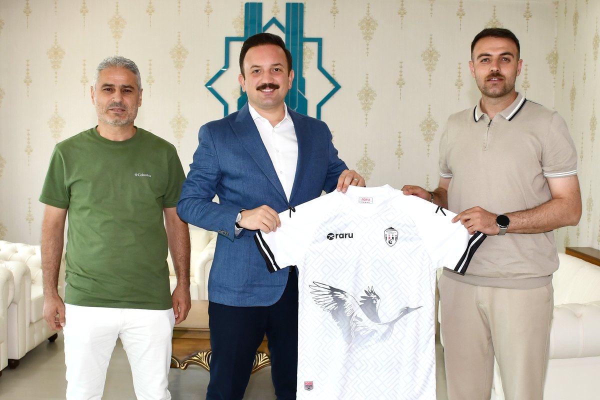 📌Kaymakamımız Göksu Bayram'a, Bulanık Kop Spor Kulübü'nden Ziyaret.

İlçeler arası futbol müsabakalarında Muş amatör liginde şampiyon olup bölgesel amatör ligine çıkan Bulanık Kop Spor Kulübü futbol takımı başkanı Yasin Temel ve yönetim kurulu üyesi Ercan Köroğlu, Kaymakamımız