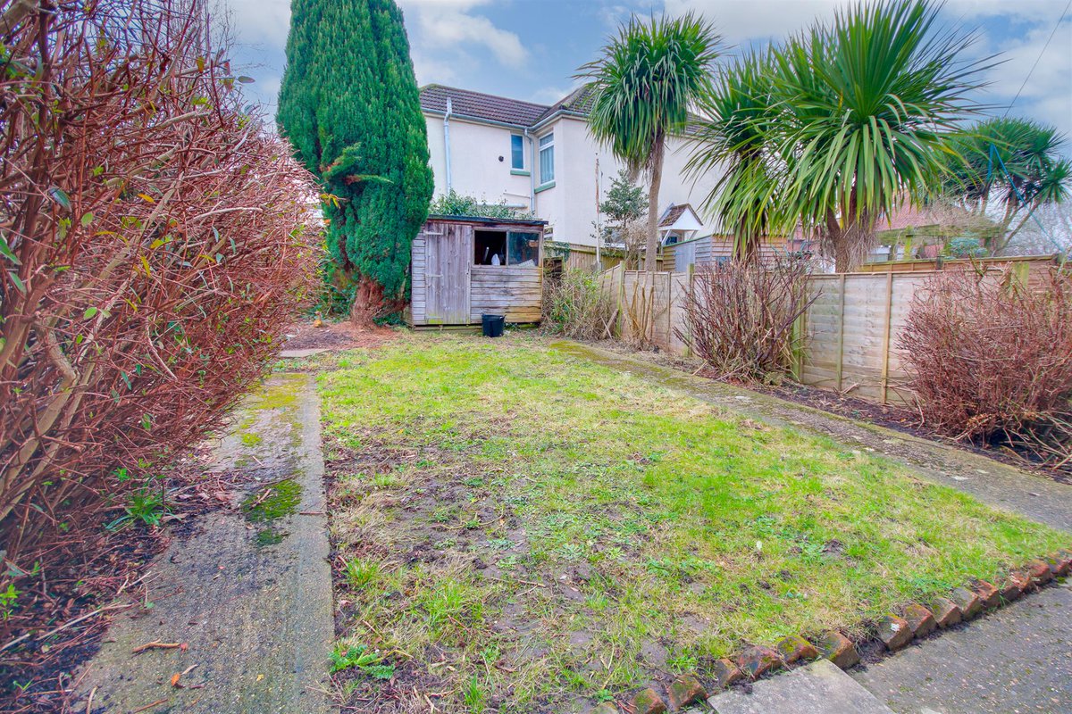 Set within the heart of #Bitterne Park #Southampton is this impressive three bedroom family #home. This gorgeous home has been tastefully renovated by the clients and is SOLD WITH NO FORWARD CHAIN!

Info- fieldpalmer.com/properties/bit…

Call Field Palmer Bitterne 023 8042 2600