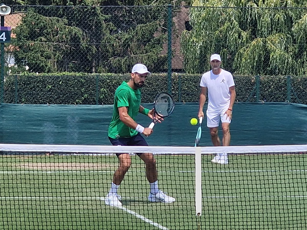 ozmo_sasa's tweet image. #Djokovic is looking well, but it’s a standard warmup, not much running left and right, so tough to draw any conclusions. Still, looks fine.