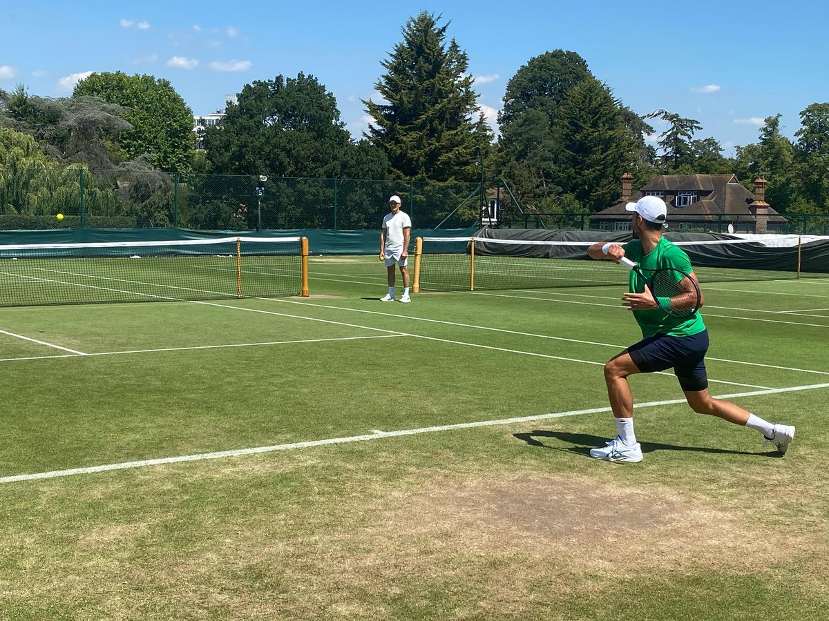 ozmo_sasa's tweet image. #Djokovic is looking well, but it’s a standard warmup, not much running left and right, so tough to draw any conclusions. Still, looks fine.