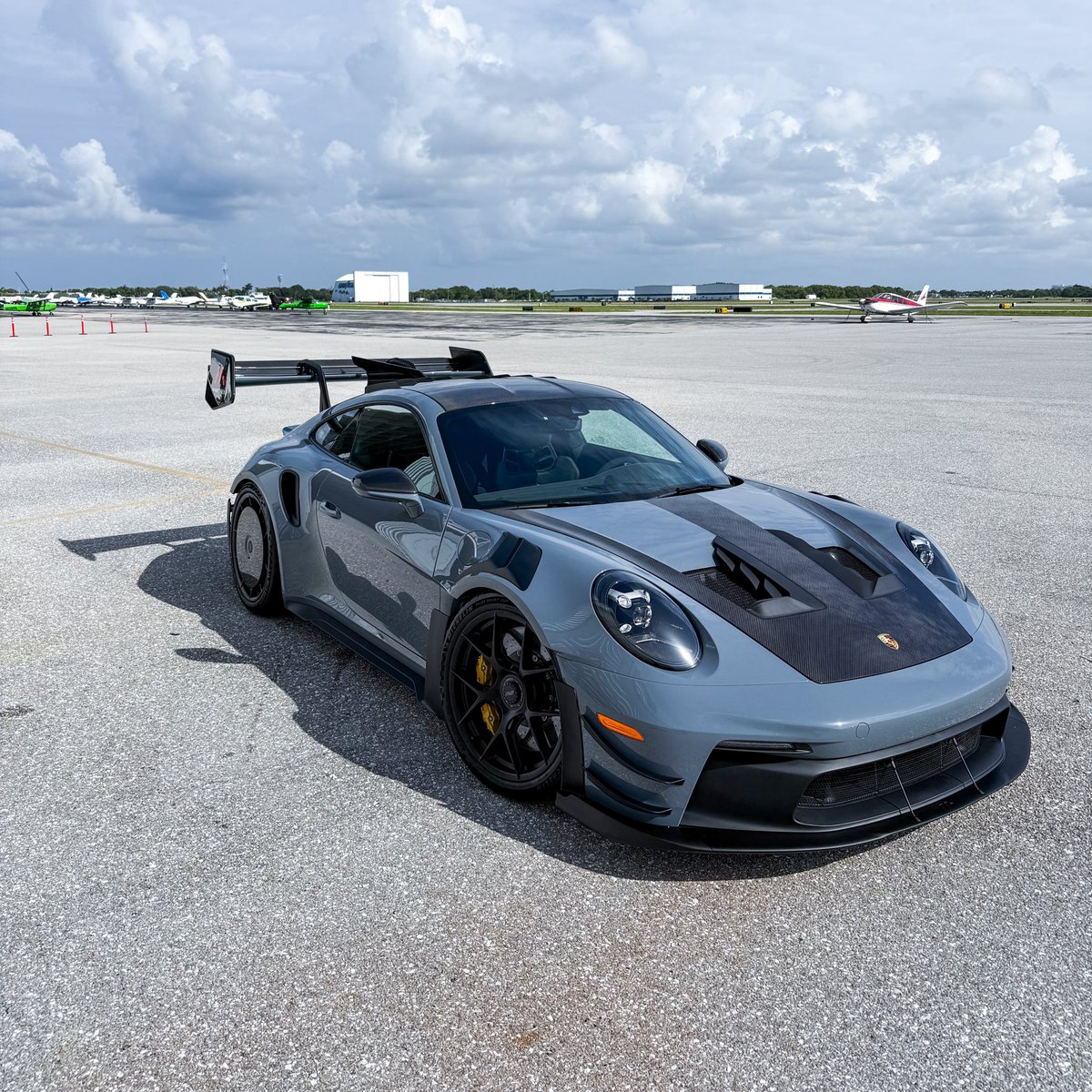 KFLETCH___'s tweet image. Fridays are for Manthey GT3RS’s. Probably my favorite one I’ve driven so far. Arctic Grey with black carbon pieces. Ohhhh yes. Let’s get to work everyone ☕️ weekend ahead