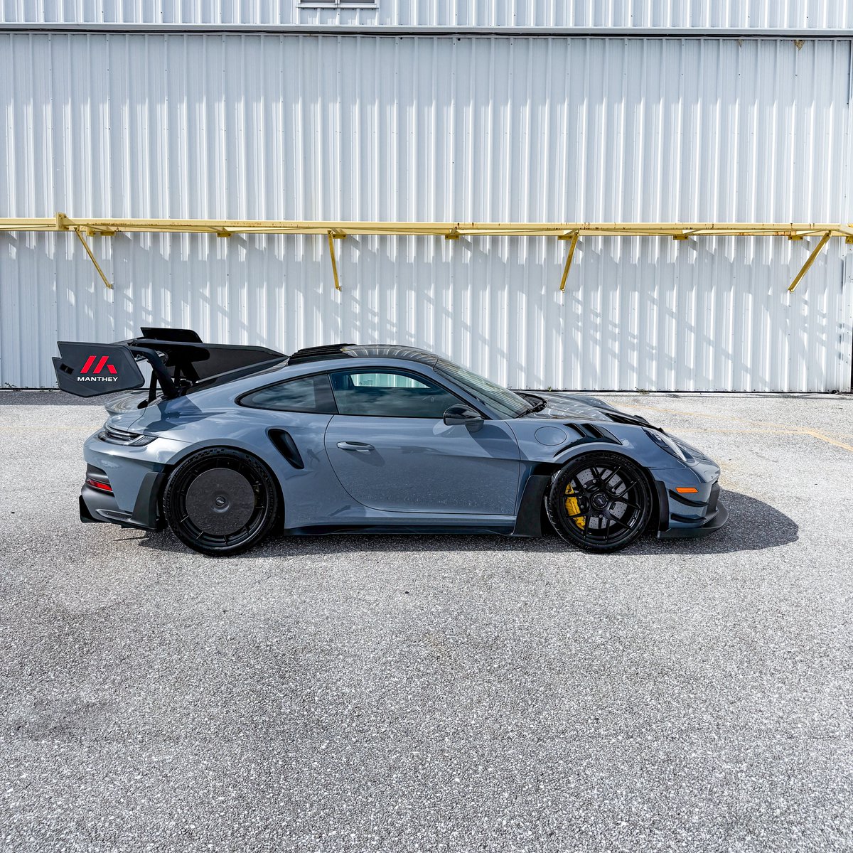 KFLETCH___'s tweet image. Fridays are for Manthey GT3RS’s. Probably my favorite one I’ve driven so far. Arctic Grey with black carbon pieces. Ohhhh yes. Let’s get to work everyone ☕️ weekend ahead