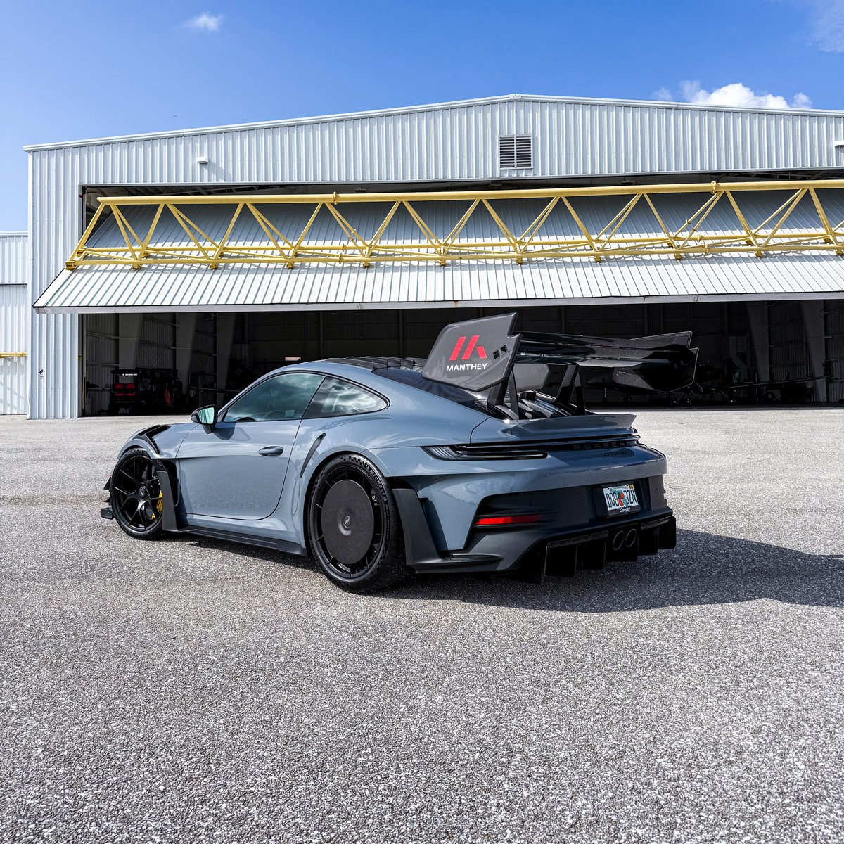 KFLETCH___'s tweet image. Fridays are for Manthey GT3RS’s. Probably my favorite one I’ve driven so far. Arctic Grey with black carbon pieces. Ohhhh yes. Let’s get to work everyone ☕️ weekend ahead