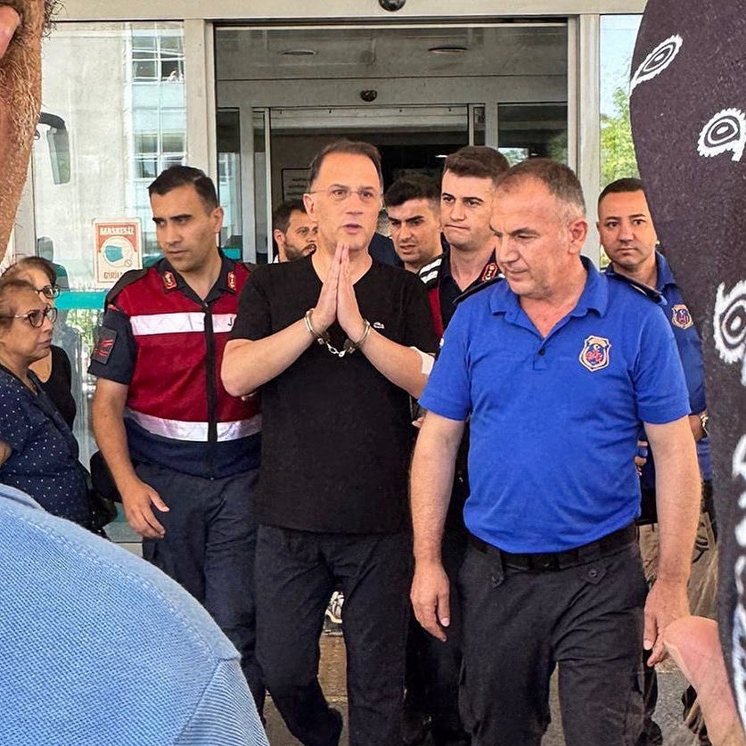 Dün anjiyosu yapılan Beylikdüzü Belediye Başkanımız Mehmet Murat Çalık, yoğun bakımdan tekrar cezaevine sevk edildi.

Bu zulüm son bulmalı, Mehmet Murat Çalık Başkanımız serbest bırakılmalıdır!