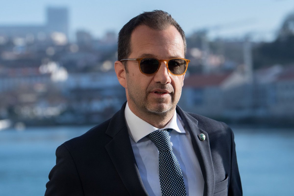 Digam o que disserem, está a mostrar ser um bom presidente!

Podemos não concordar com tudo (é difícil agradar a todos) mas não podemos negar que está a defender os interesses do clube com tudo.

É de louvar a postura que mantém na novela sueca deste verão!

Obrigado, Presidente!