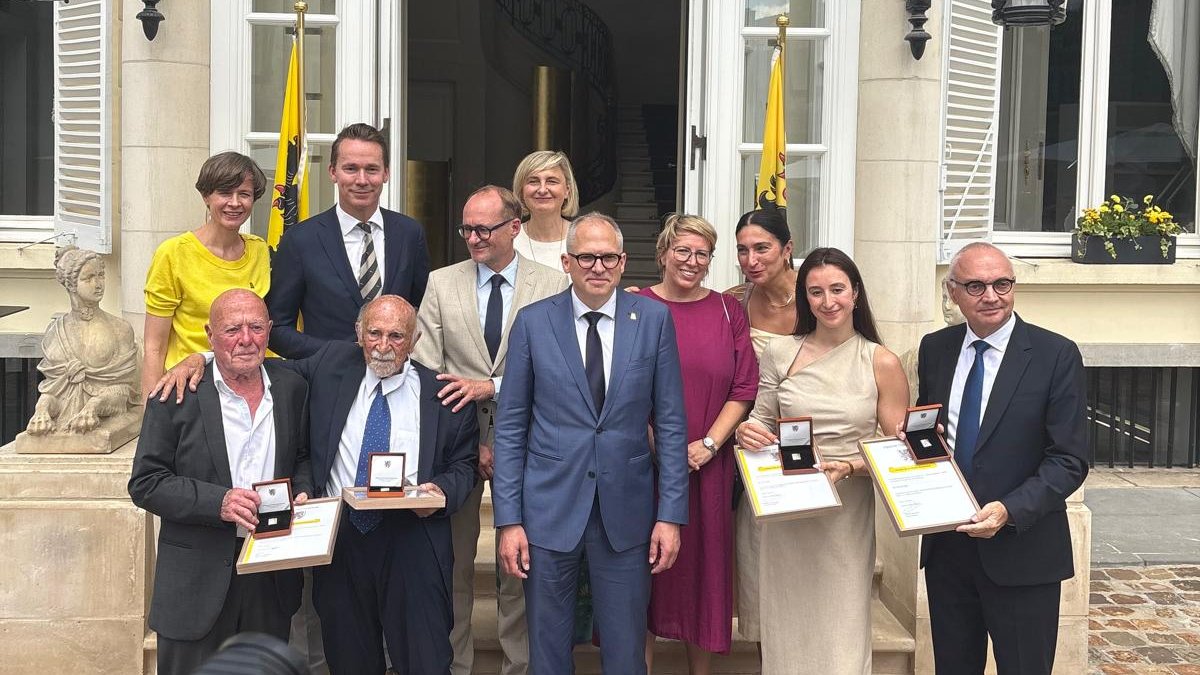 Van harte gefeliciteerd aan alle ontvangers van het Ereteken van de Vlaamse Gemeenschap, en in het bijzonder aan Holocaust-overlever en Brusselaar Simon Gronowski en zijn kameraad Koenraad Tinel. Vandaag meer dan ooit hebben we hun krachtige pleidooi voor vrede en verbinding