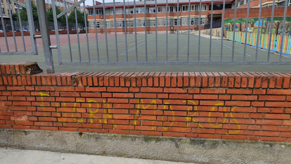 El colegio público Pumarín tiene entre su alumnado niñas y niños musulmanes. Hoy están de vacaciones, pero esto es lo que se habrían encontrado cualquier mañana del curso escolar.

Esto es lo que hacen los discursos xenófobos de VOX que blanquea el PP. Este es el país que quieren