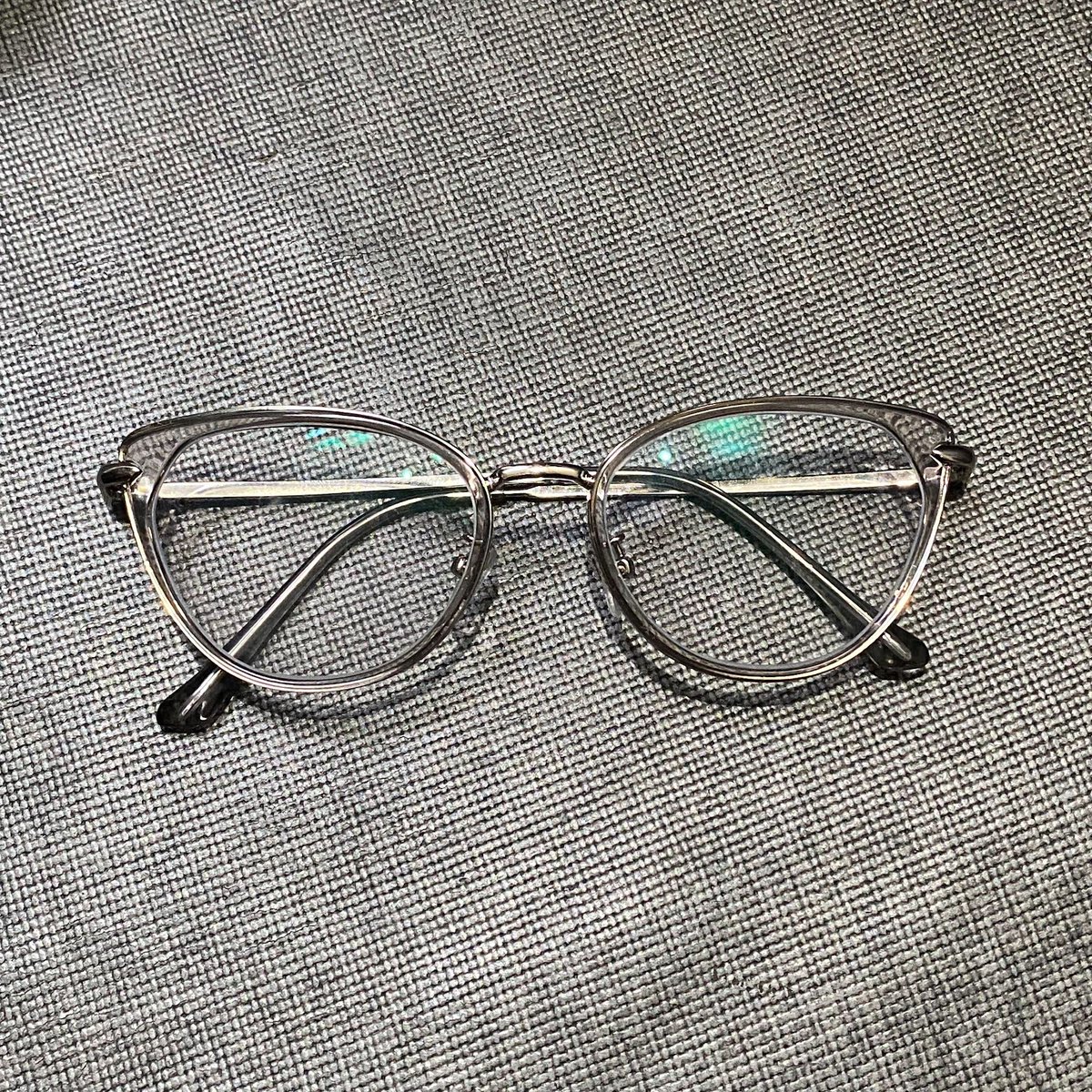 pertama kali beli kacamata online cuma ngandelin bentuk wajah ternyata BISAAA

lebih hemat waktu &amp; tenaga gak perlu ke store. frame + lensa blueray under 300k