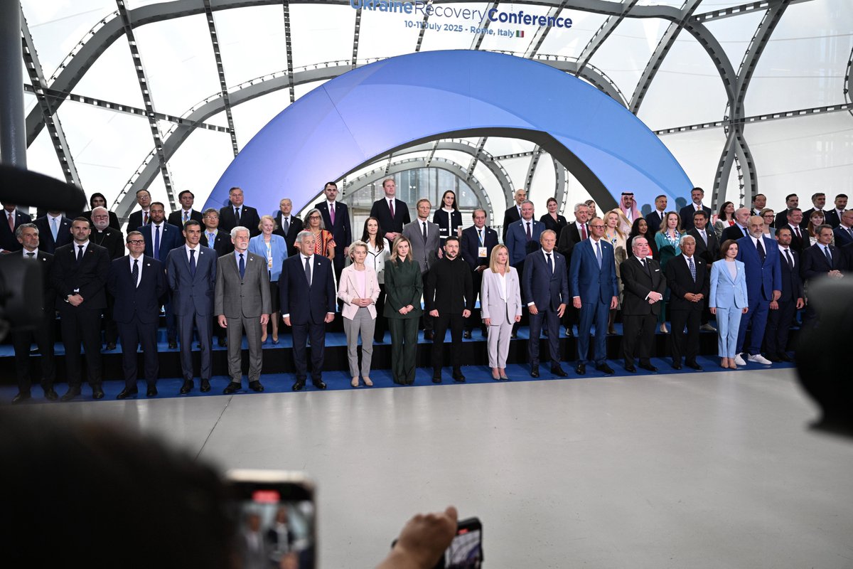 #Slovenija 🇸🇮 ostaja trdna partnerica 🇺🇦.

Na Konferenci o okrevanju Ukrajine #URC2025 v Rimu 🇮🇹 smo poudarili pomen vključujoče obnove in sodelovanja slovenskih institucij pri razminiranju, usposabljanju in obnovi.

#SlovenianAid

Več informacij 👀👉gov.si/novice/2025-07…