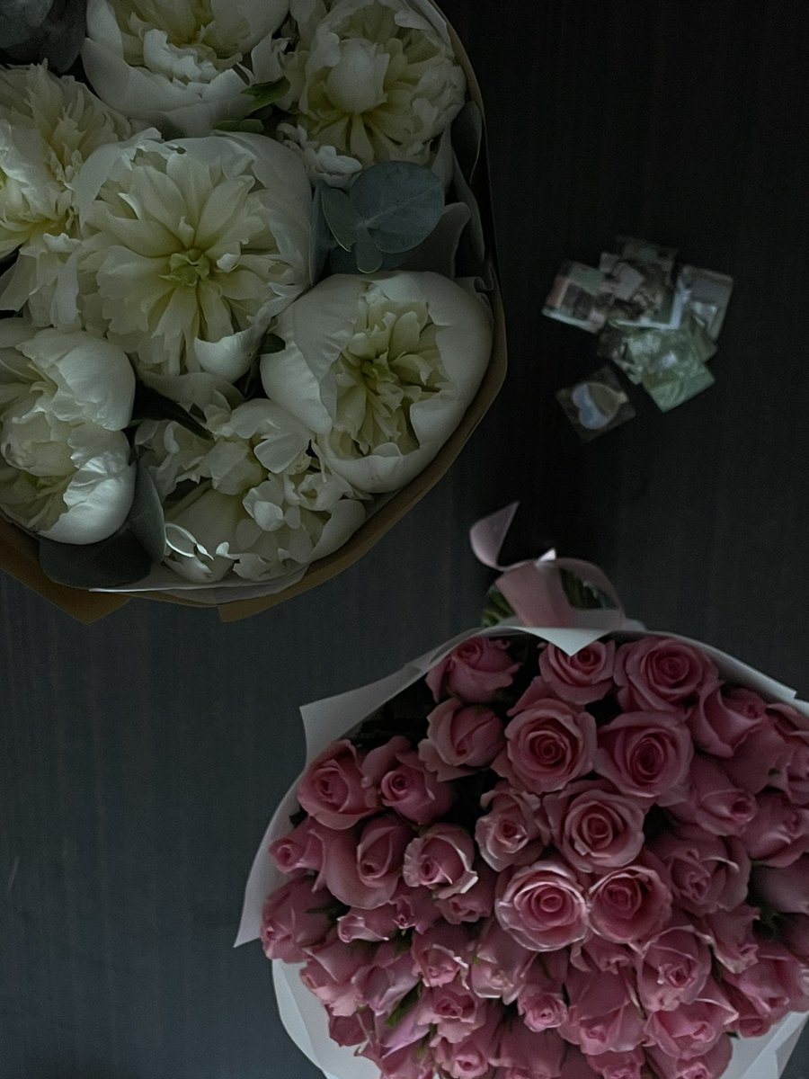 Комната наполнена запахом роз, я не хочу из нее выходить