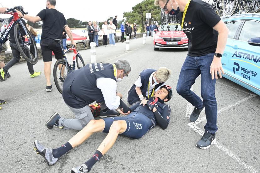 Baptman35's tweet photo. #lesRP La dernier fois que @GeraintThomas86 a pu profiter de la route en bord de plage en Bretagne. Chute à Carnac en 2021.
On lui souhaite de contrer le sort aujourd'hui !! https://t.co/nLlbvqiLj2