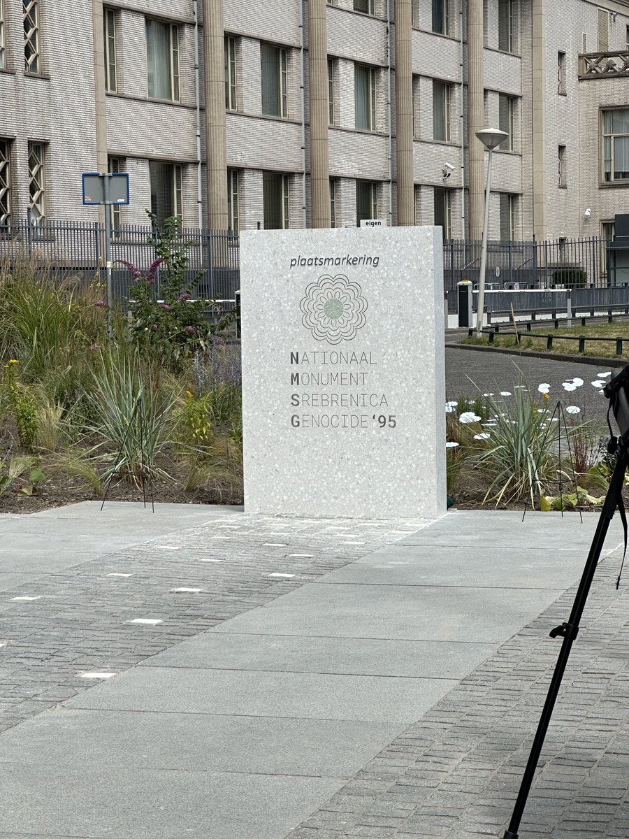 ahms2's tweet image. Danas smo u Hagu, zajedno sa gradonacelnikom i predstavnicima MVP I MO🇳🇱 inaugurirali privremeni spomenik posvecen zrtvama genocida u Srebrenici. Veoma snazan simbolicni gest, dok cekamo stalni memorijal.
Nikada ne smijemo zaboraviti ⁦@DutchMFA⁩