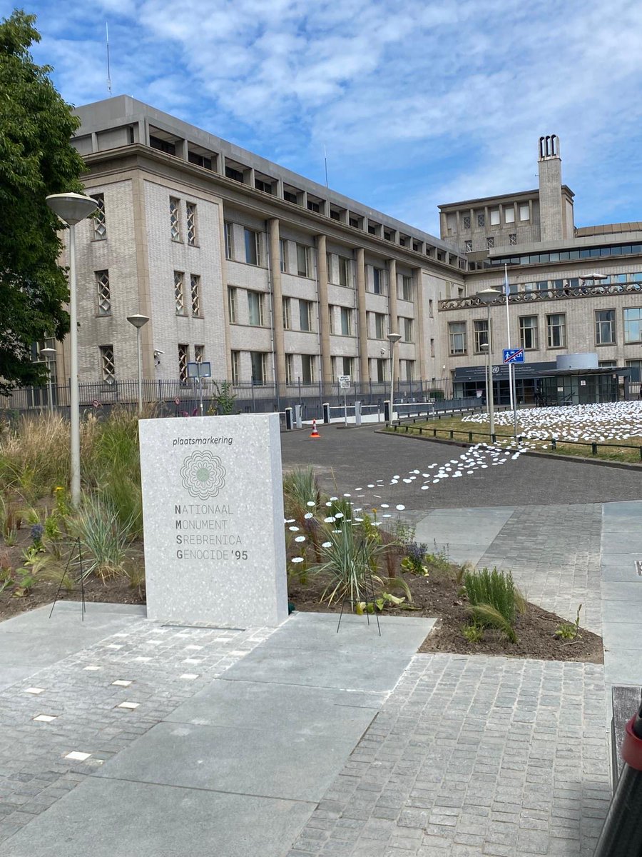 ahms2's tweet image. Danas smo u Hagu, zajedno sa gradonacelnikom i predstavnicima MVP I MO🇳🇱 inaugurirali privremeni spomenik posvecen zrtvama genocida u Srebrenici. Veoma snazan simbolicni gest, dok cekamo stalni memorijal.
Nikada ne smijemo zaboraviti ⁦@DutchMFA⁩