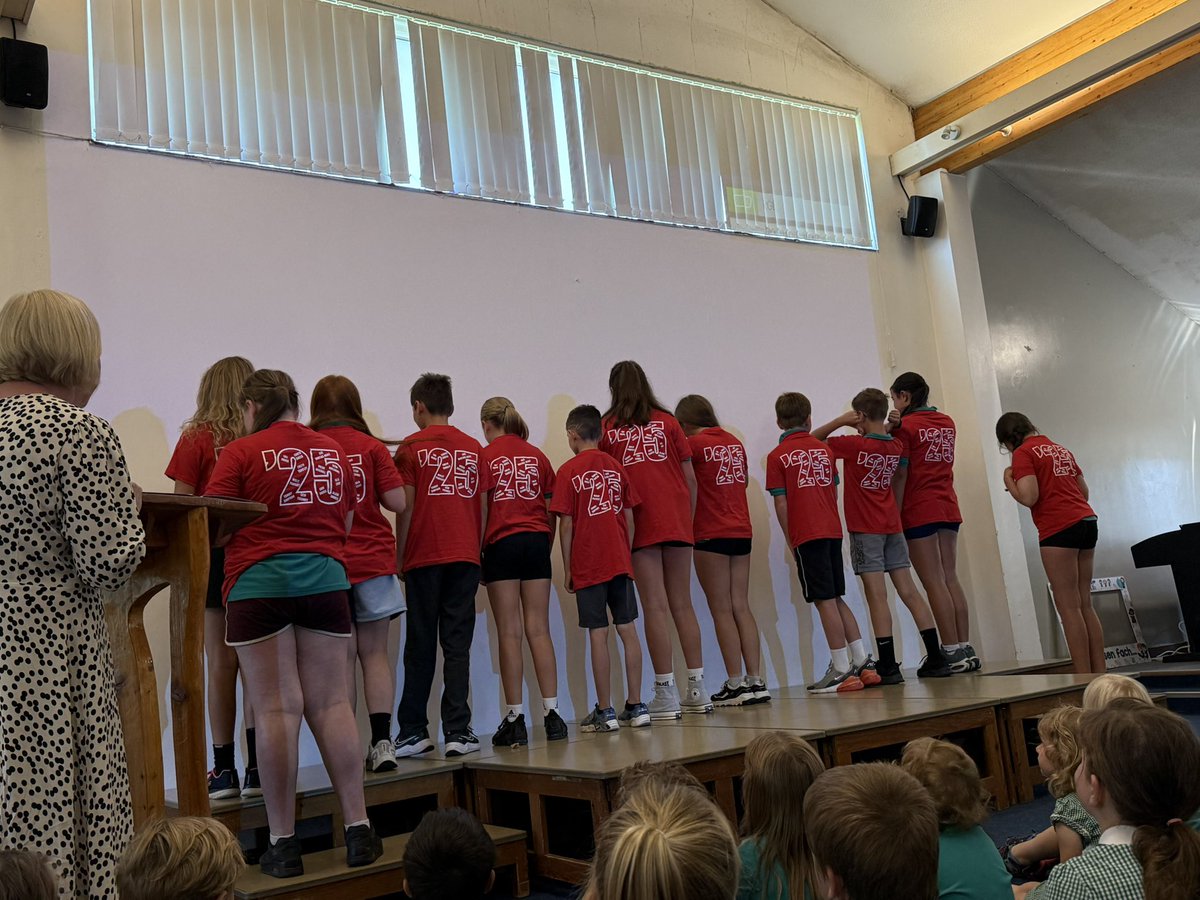 Gwasanaeth ffarwelio Bl.6 hyfryd bore ‘ma yng nghwmni teulu Ysgol y Dderi. Diolch i bawb am bopeth 🤩👏😍#orfesenfach