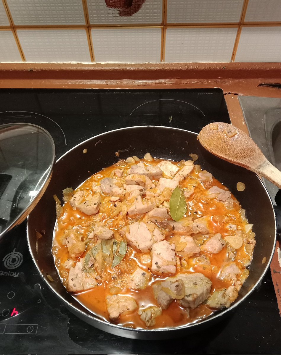 Lo del atún encebollado hoy es de lío gordo. Gordo de echarle un blanco de aguja, un Pinord Reynal Blanc del Penedès mismo, y pegar un cabezazo hasta la hora del paseíllo. Lo del cabezazo no está hecho para mí, pero que está para eso? Está.
#LosTejares