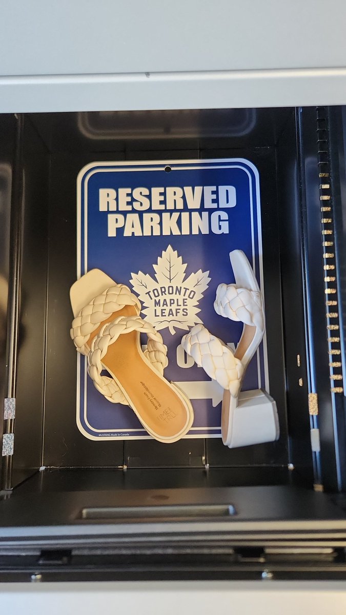 ChannelleLV's tweet image. I opened up my work drawer to this. If this doesn't summarize who I am, then I don't know what will. π