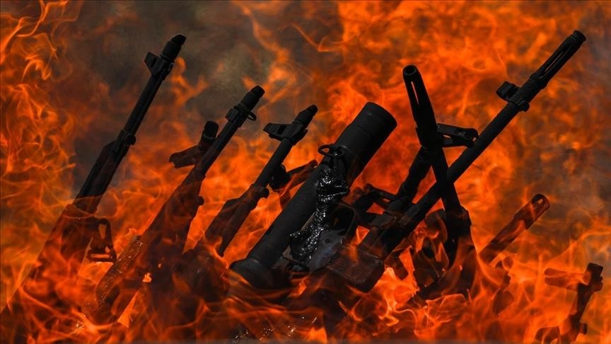 Güçlü Türkiye yolunda dev adımlarla ülkemiz yoluna devam ediyor.

Ülkemizde 47 yıl sonra PKK silah bıraktı.
Silahları yakmak suretiyle yeni bir dönem başlamış oldu.

Terörsüz Türkiye yolunda köklerimizden güç alarak, 86 Milyon bir ve beraber olarak yarınlarımız için büyük bir