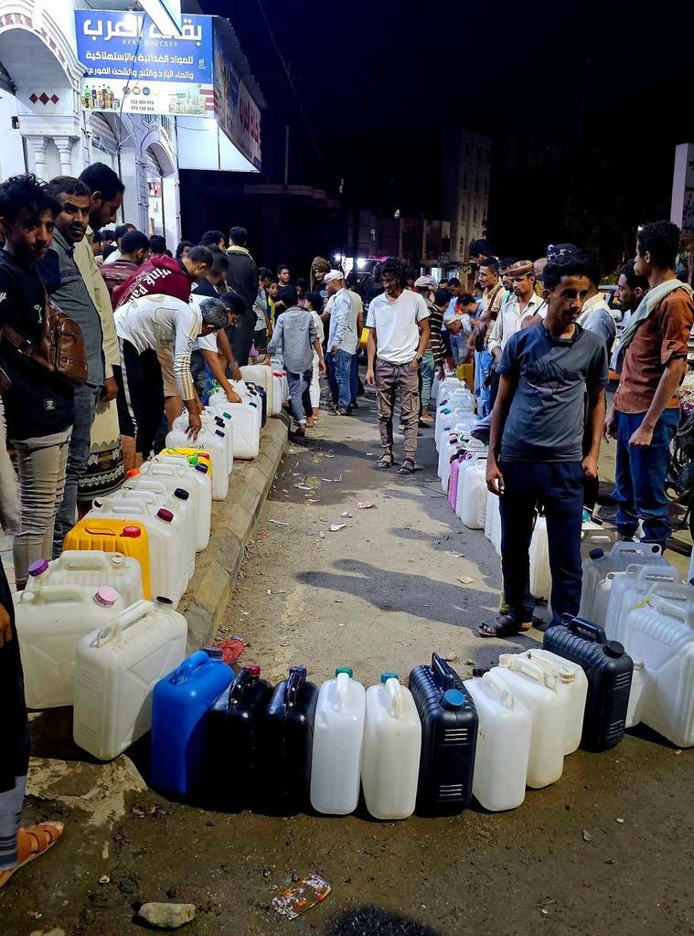 مافيش في العالم كله من يدور 
ماء ، وكهرباء ، وطريق ، إلا احنا ..

هذه أساسيات الحياة محد يتكلم عنها واحنا جالسين ندورها .

#زمن_أغبر.