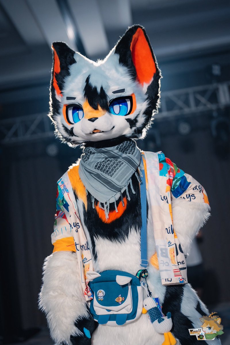 #FursuitFriday 
上班好开心
📷：<a href="/Kenji0629/">Kenji🌟</a>