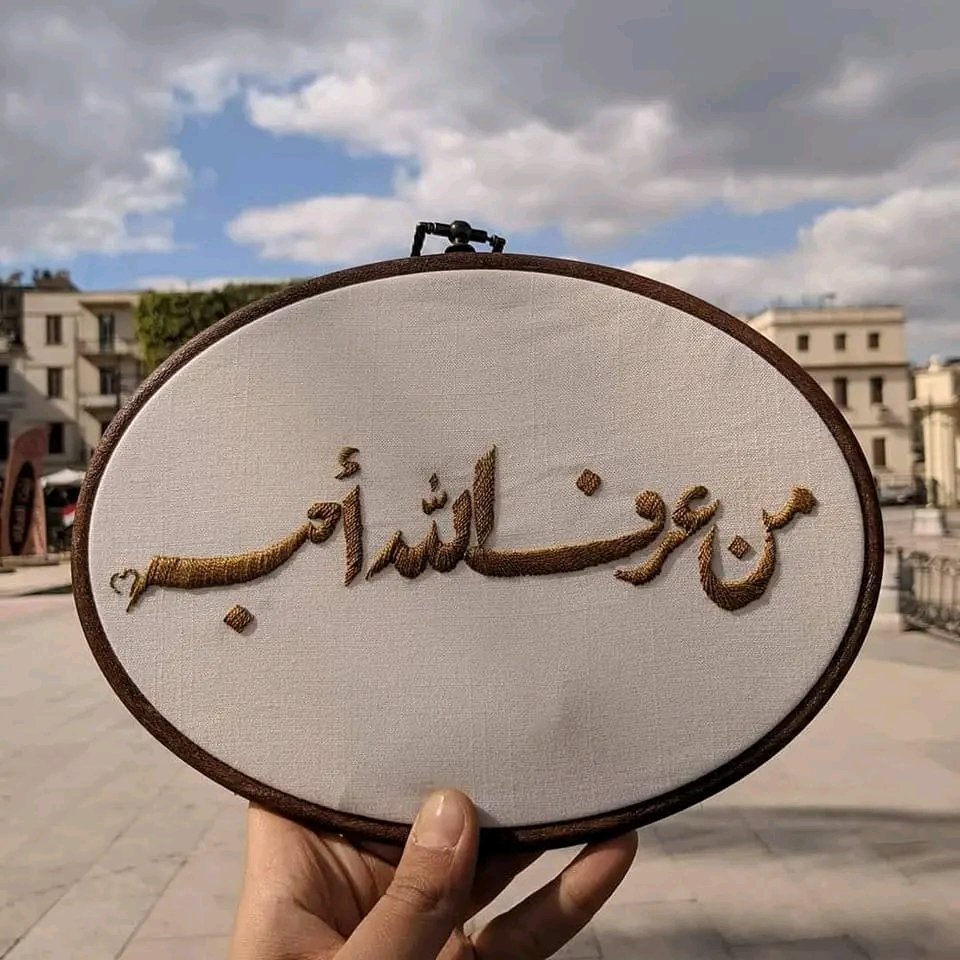 لا يمكن لقلبٍ يعرف كمال الله، وما له من جلال وبهاء، وعظيم أسماء وجليل صفات إلا وينقاد قلبه إليه، ويقبل عليه؛ لذلك كان المؤمنون أشد حبًّا له من كل شيء، فالله أحب في قلوب المؤمنين من كل محبوب..
- خالد بن عبد الله المصلح