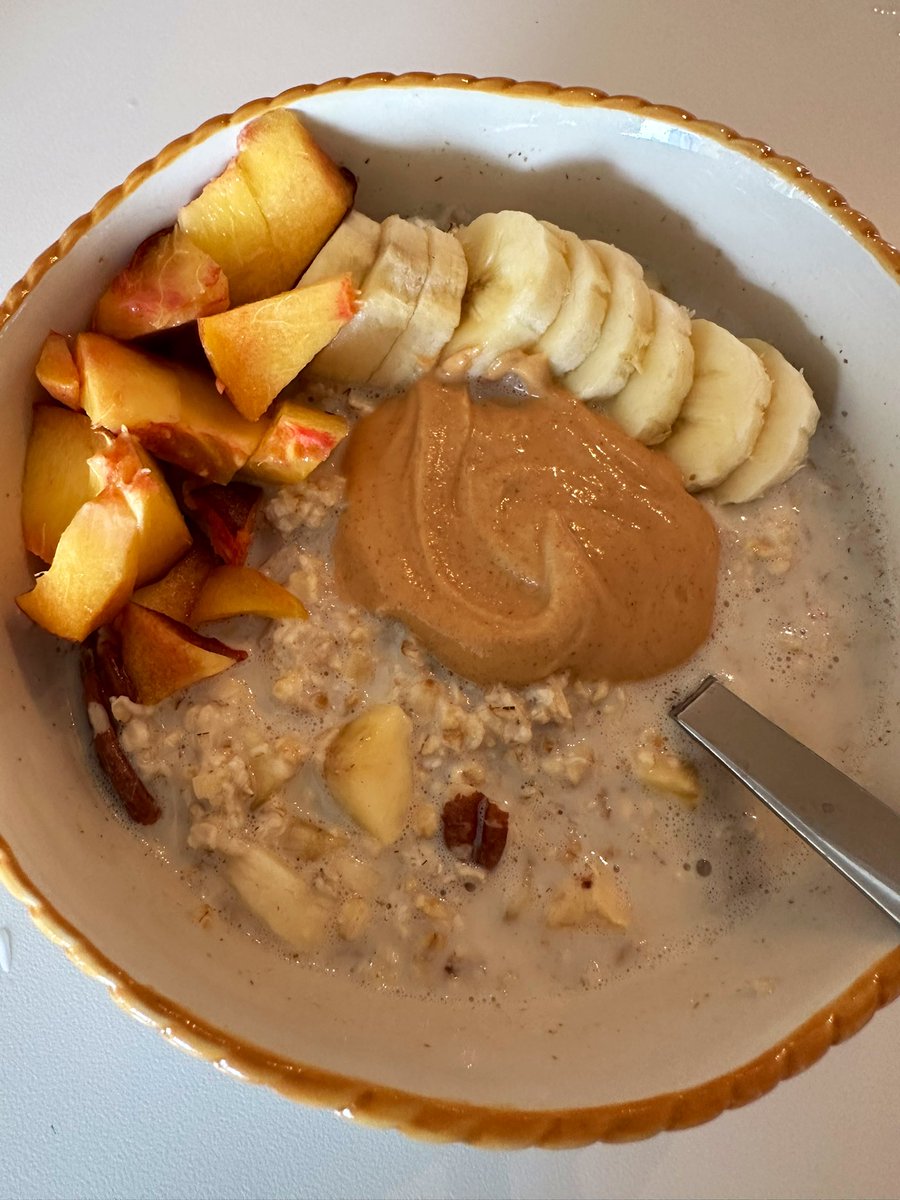 I don’t seem to tire of these breakfast bowls!

Whipped Greek yogurt or milk oats with cinnamon, nuts, peanut butter, banana, and peach. 

#breakfast #brekkie