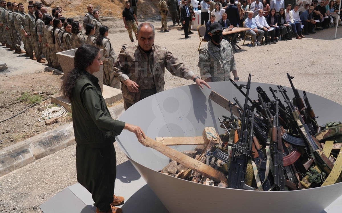 Tactical_Cell's tweet image. مليشيا حزب العمال الكردستاني PKK، تبدأ بنزع سلاحها وإحراقه، في محافظة السليمانية شمال العراق.