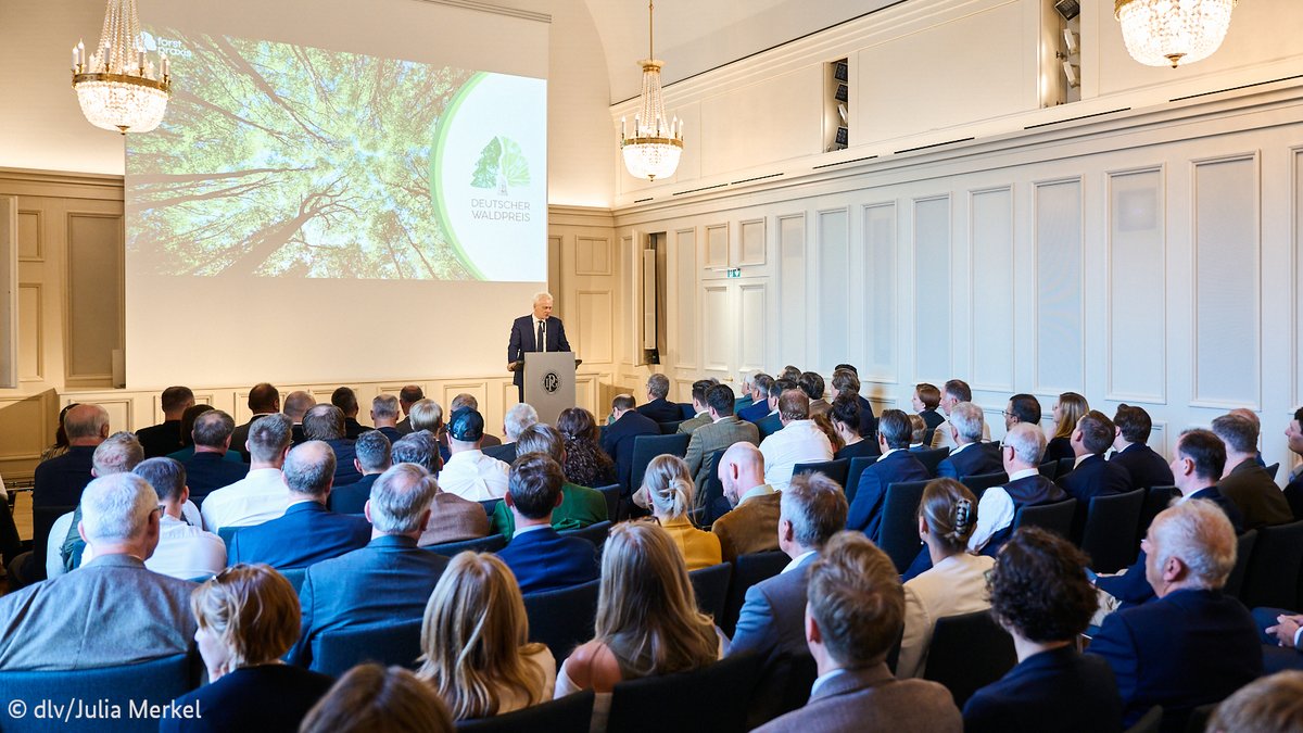 🌳🌲🌳 „Der 🇩🇪 #Waldpreis rückt die Menschen in den Mittelpunkt, die sich mit Leidenschaft, Verantwortungsbewusstsein und Weitblick um unsere Wälder kümmern“, sagt Bundeswaldminister Alois Rainer zur Verleihung. Der Preis ehrt Erhalt und Nutzung unserer Wälder in 5 Kategorien.