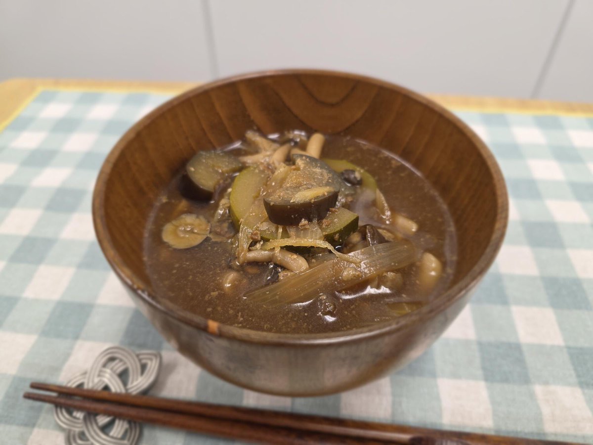 定時まであと少し…✨

今日の昼はヘルシーごはん研究会で夏野菜具だくさんみそ汁 でした！
夏バテ予防に最適な一杯でした☺️

#企業公式つぶやき部
