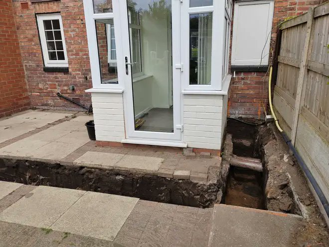 fmbuilders's tweet photo. 🚨 Cowboy builders are ruining lives

New @LBC report reveals Brits have lost £14.3bn in 5 years to rogue builders—some left financially broken, one pushed to contemplate suicide.

✅ It’s time to #LicenseUKBuilders

📰 Read more: https://t.co/CbClKy339x https://t.co/V0L6d3Bxp9