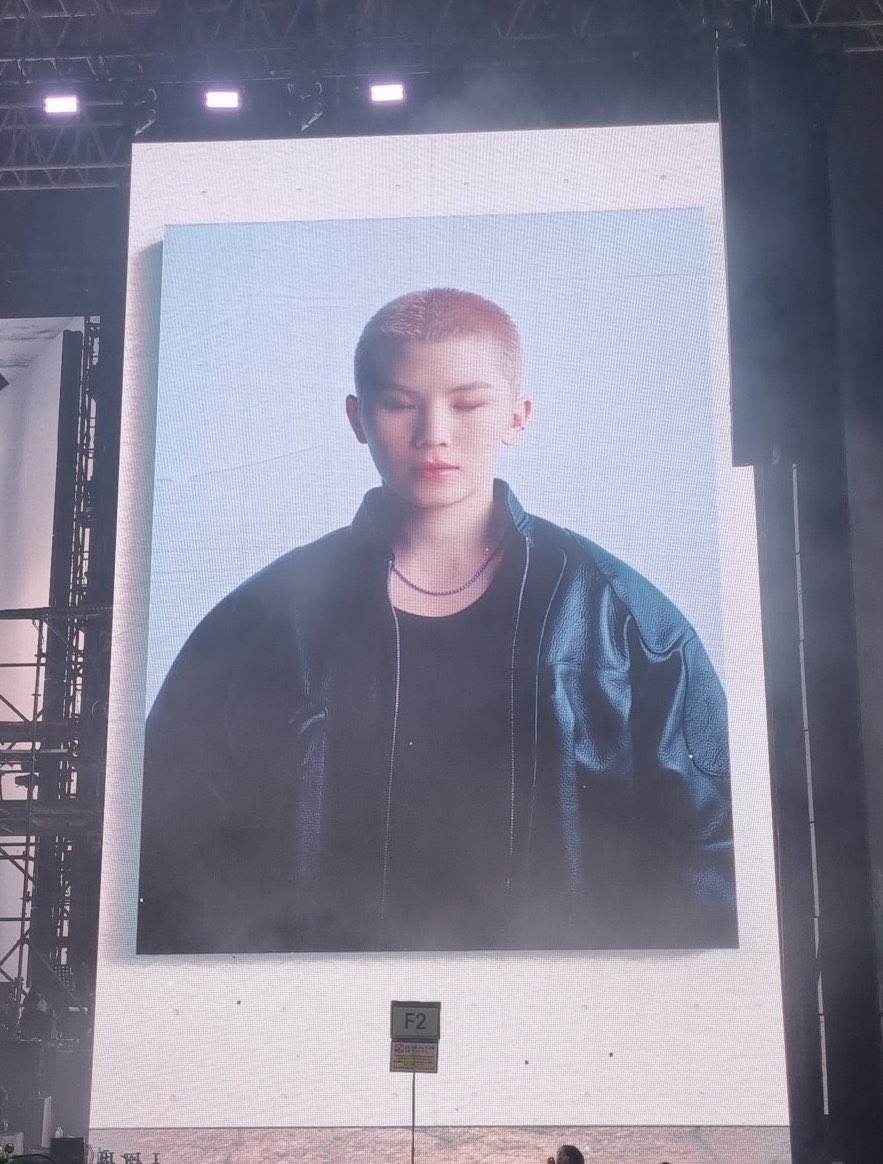 lunehoon's tweet photo. god the buzzcut fits him so much IM GOING CRAZY https://t.co/sI1dxZ47mk