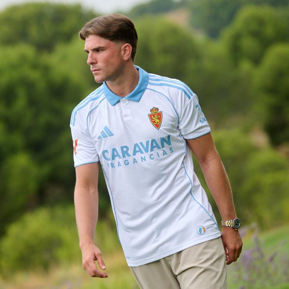 Los escudos originales, a color, SÍ pegan en cualquier camiseta.

Es la seña de identidad y la base de todo club. 

En este CAMISETÓN del Zaragoza se demuestra.

Elegancia, sencillez y un escudo a color. Camiseta preciosa. 

IDENTIDAD.