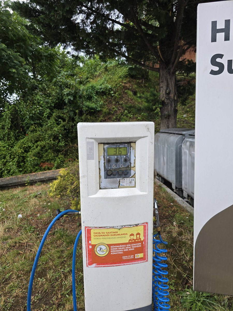 Rize/Çayeli girişindeki <a href="/Shell/">Shell</a> bayisinde hava basıncı saatinin tuşları silindi. Bu durumu iletmeme rağmen  bir geri dönüşüm yapılmadı
Yağmur altında kör olmuşcasına tuşları silinmiş cihazla lastiklere hava basmaya çalıştım
<a href="/Shell_USA/">Shell USA</a>
<a href="/TCEnerji/">T.C. Enerji ve Tabii Kaynaklar Bakanlığı</a> <a href="/aBayraktar1/">Alparslan Bayraktar</a>  <a href="/EPDK_/">EPDK</a>  <a href="/aydinagaoglu/">Aydın Ağaoğlu (DM KAPALI)</a>