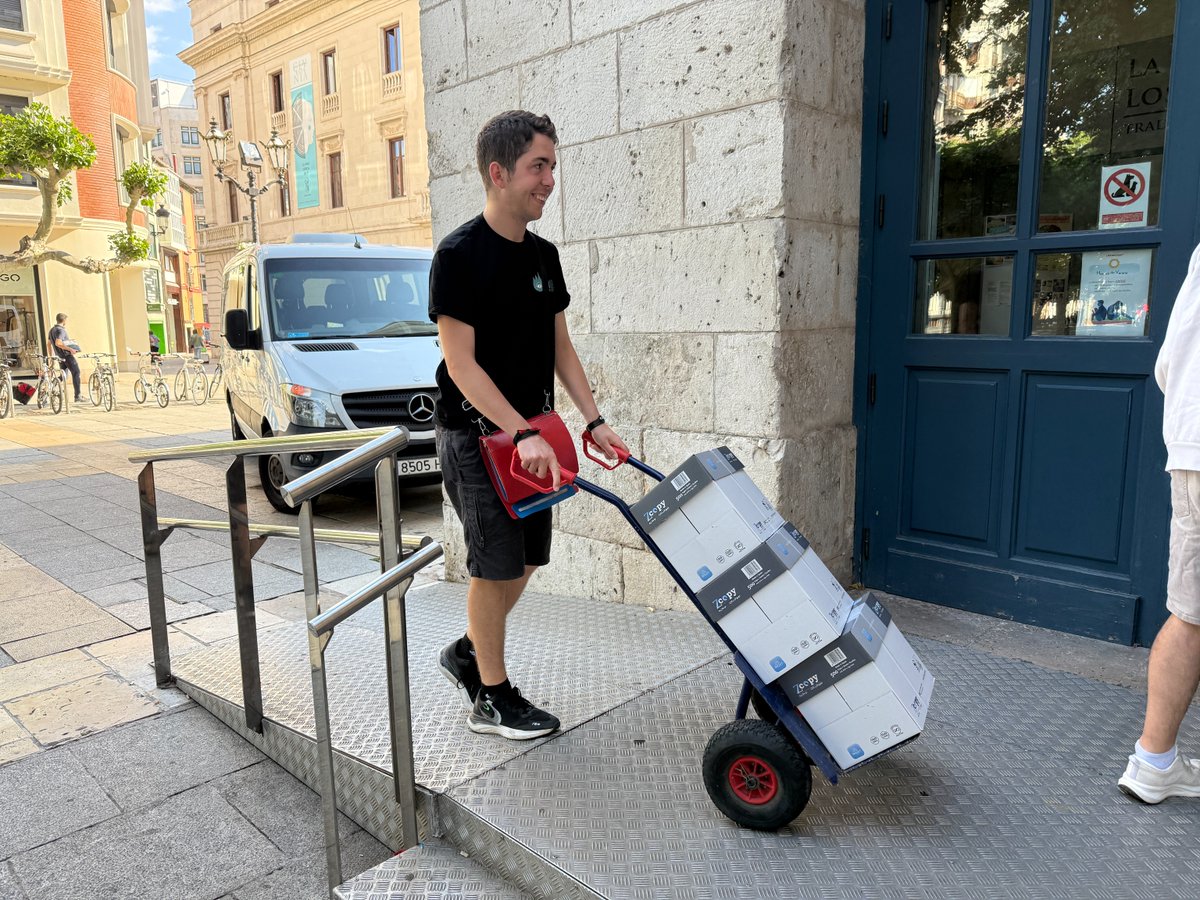 Autismo Burgos (@autismo_burgos) on Twitter photo 🔵Desde el Centro Especial de Empleo Volteate de Autismo Burgos, realizamos el reparto de papel a distintos edificios municipales de la ciudad.
👉🏼 Con los apoyos adecuados, la participación activa en el entorno laboral es posible.
💙 Gracias al <a href="/Aytoburgos/">Ayuntamiento de Burgos</a> 🔵Desde el Centro Especial de Empleo Volteate de Autismo Burgos, realizamos el reparto de papel a distintos edificios municipales de la ciudad.
👉🏼 Con los apoyos adecuados, la participación activa en el entorno laboral es posible.
💙 Gracias al <a href="/Aytoburgos/">Ayuntamiento de Burgos</a>