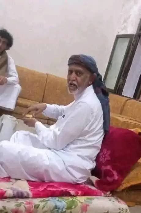 📌هذا الزنبيل المبردق لقيوا في جوالاته بلاوي نكراء ومؤامرات كبيره وافتضحوا كل الخونه
.
علشان كذا الحوثي مستنفر وبيصرخوا باعلى الصوت. 
.
ونطالب بمحاكمته هو والعصابه التي تعمل لصالح الحوثي بدعم عُماني