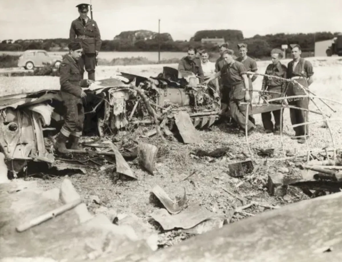 1940Andy's tweet image. On this day in 1940, Siegfried Schweinhagen captained this Heinkel 111 shot down at Selsey. In 1979 I visited him and got his story. Told in hindsight, and without the odious ‘taint’ of ideology etc., a contemporaneous account might have been different @SpitfireFilly 😉