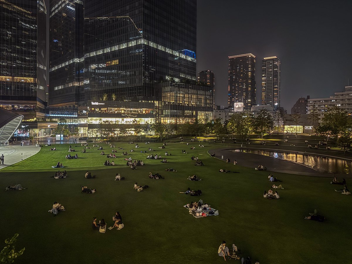 大阪のこんな一等地で、芝生に寝転んで空を眺められるなんて…
それだけでもう贅沢。