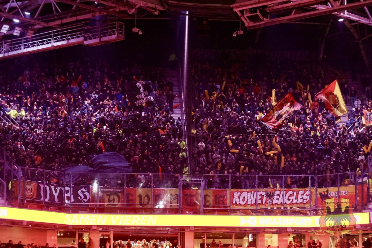 Hoppa, zo vlak voor de vakantie een wedstrijdje meepikken. Voor de eerste keer naar een wedstrijd om de Johan Cruijff schaal, als jouw club speelt moet je daar gewoon bij zijn ☺️✅🦅 #psvGAE
