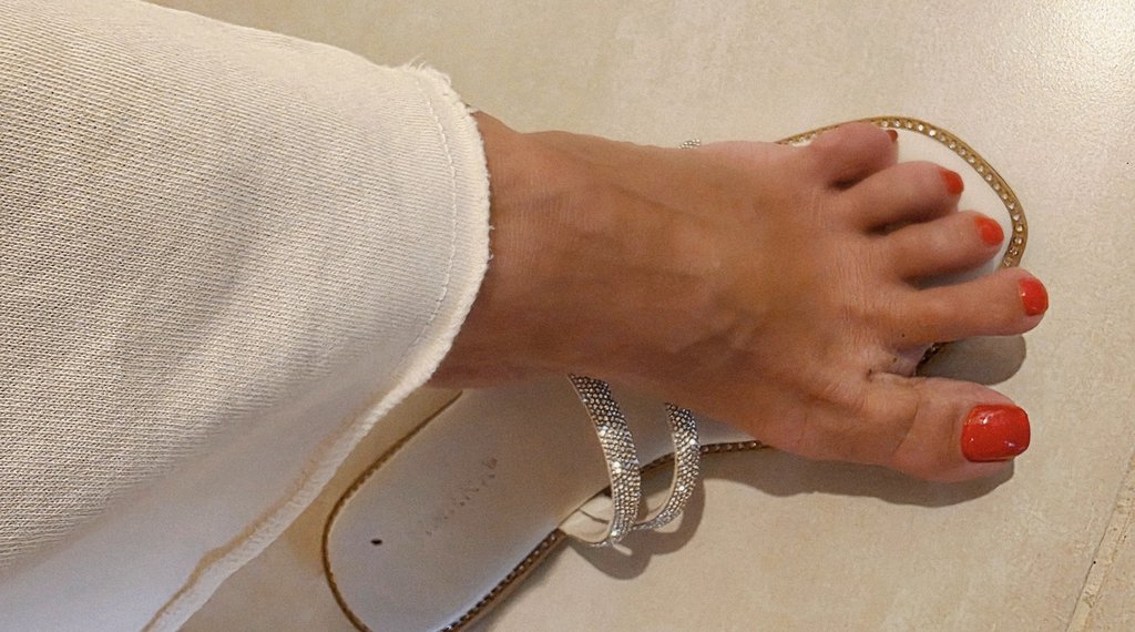 I'm spreading My toes, so you can clean! Tongue out puppies and clean your Owner feet! 

clips4sale.com/123081

Mistress-Luna.com