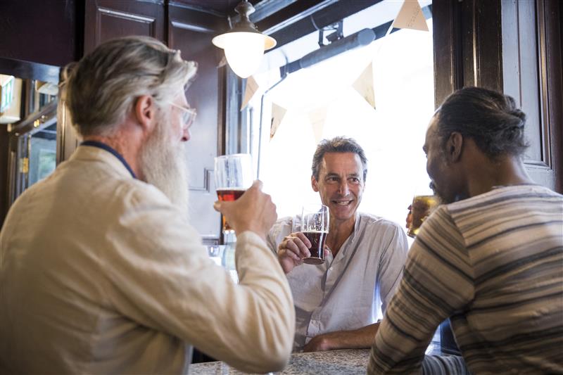 AlzResearchUK's tweet image. It’s Alcohol Awareness Week!
Most of us know that excessive drinking is harmful to our overall health but did you know it also increases dementia risk?
In this blog we share some simple tips to help cut back.🧡
alzheimersresearchuk.org/news/everythin…