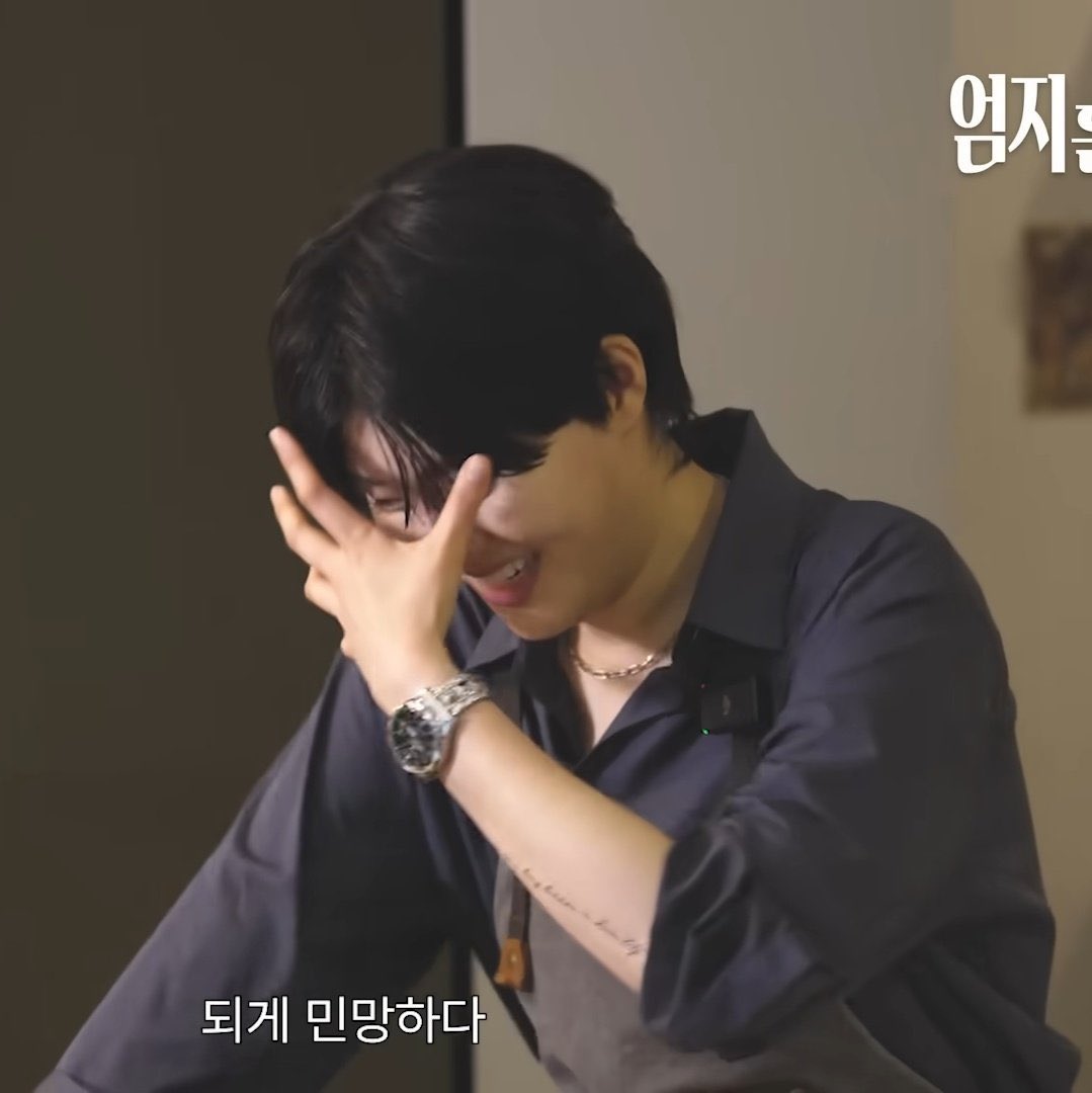 성규오빠 되게 엄지훈남처럼 웃는다