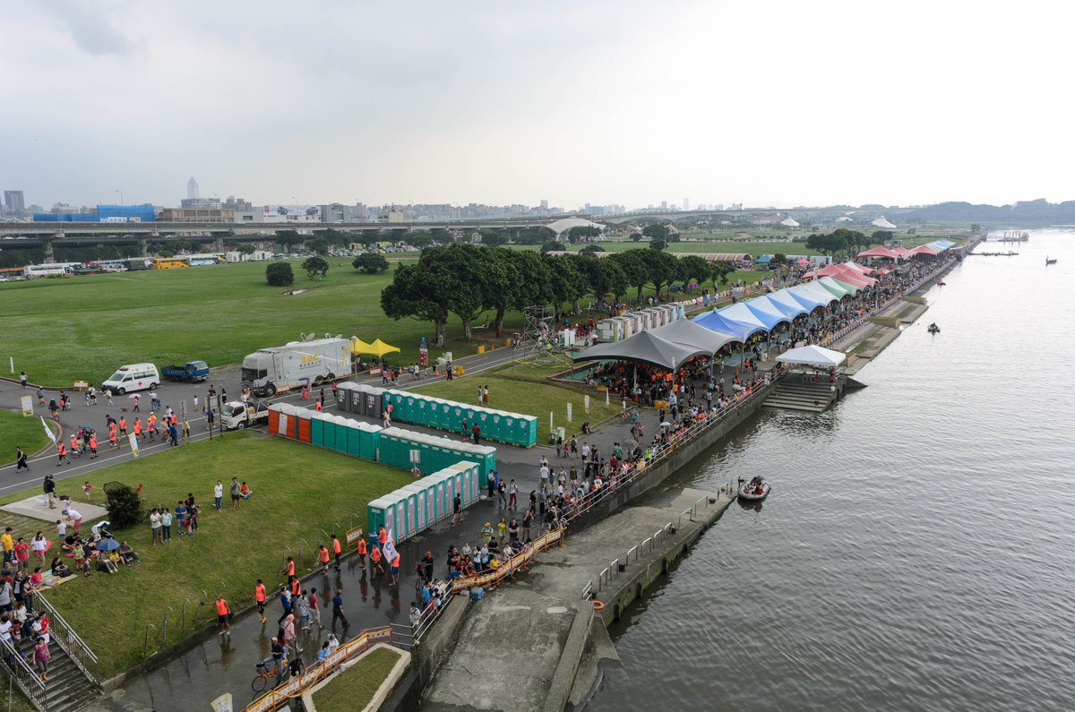 kepalamumet's tweet image. Okelah kasih beasiswa, tp yg dapet cuma 1 anak itu. Knp pemerintah ga kepikiran mempercantik venue lomba pacu jalur? Bikin tribun kecil, penataan kawasan sungainya dll. Potensi ekonominya bakal berkali2 lipat! Itulah "riding the wave" yg dibutuhkan. Bkn sekedar seremonial joget2