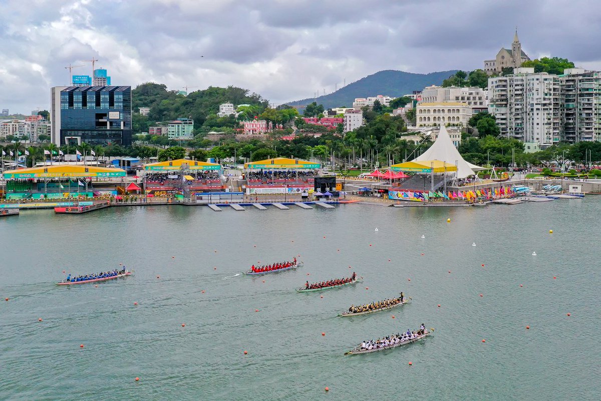 kepalamumet's tweet image. Okelah kasih beasiswa, tp yg dapet cuma 1 anak itu. Knp pemerintah ga kepikiran mempercantik venue lomba pacu jalur? Bikin tribun kecil, penataan kawasan sungainya dll. Potensi ekonominya bakal berkali2 lipat! Itulah "riding the wave" yg dibutuhkan. Bkn sekedar seremonial joget2