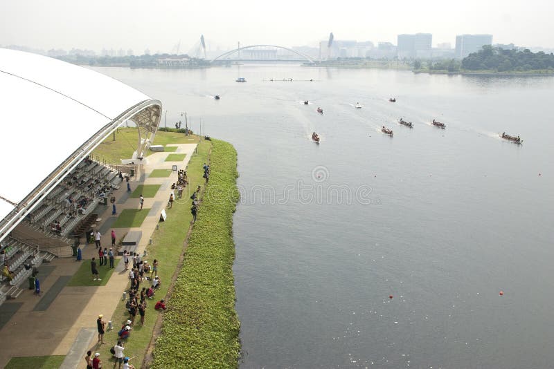 kepalamumet's tweet image. Okelah kasih beasiswa, tp yg dapet cuma 1 anak itu. Knp pemerintah ga kepikiran mempercantik venue lomba pacu jalur? Bikin tribun kecil, penataan kawasan sungainya dll. Potensi ekonominya bakal berkali2 lipat! Itulah "riding the wave" yg dibutuhkan. Bkn sekedar seremonial joget2