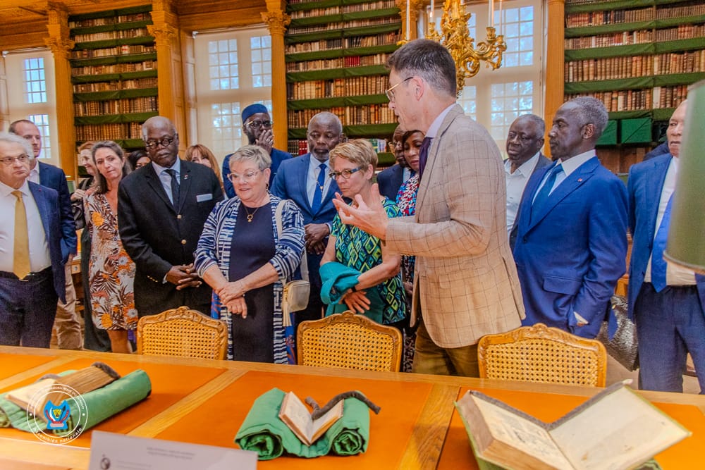 Cette visite a été précédée par une randonnée sur la Seine à la découverte des grands lieux culturels et historiques français.
[2/2]