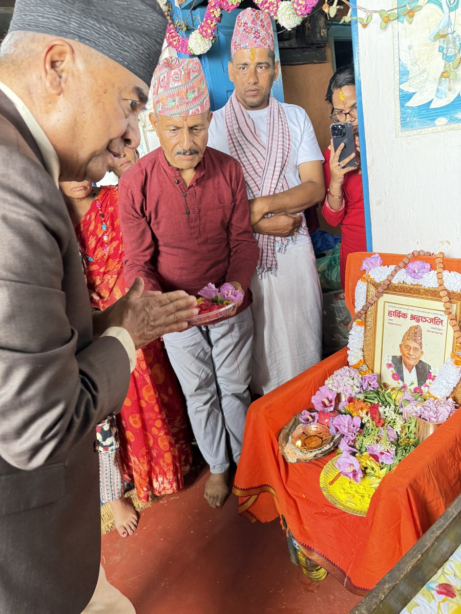 gpariyar's tweet photo. नेपाली कांग्रेसका सभापति एवं पूर्वप्रधानमन्त्री शेरबहादुर देउवाज्यूले नेपाली कांग्रेसका नेता, पूर्वसांसद गोविन्दप्रसाद शर्मा कँडेलको तेह्रौ पुण्य तिथिका दिन उहाँकै निवास बागलुङको बिँहुकोट पुगेर श्रध्दाञ्जलि अर्पण गर्नु भएको छ।
@SherBDeuba https://t.co/dZNMtaeerm