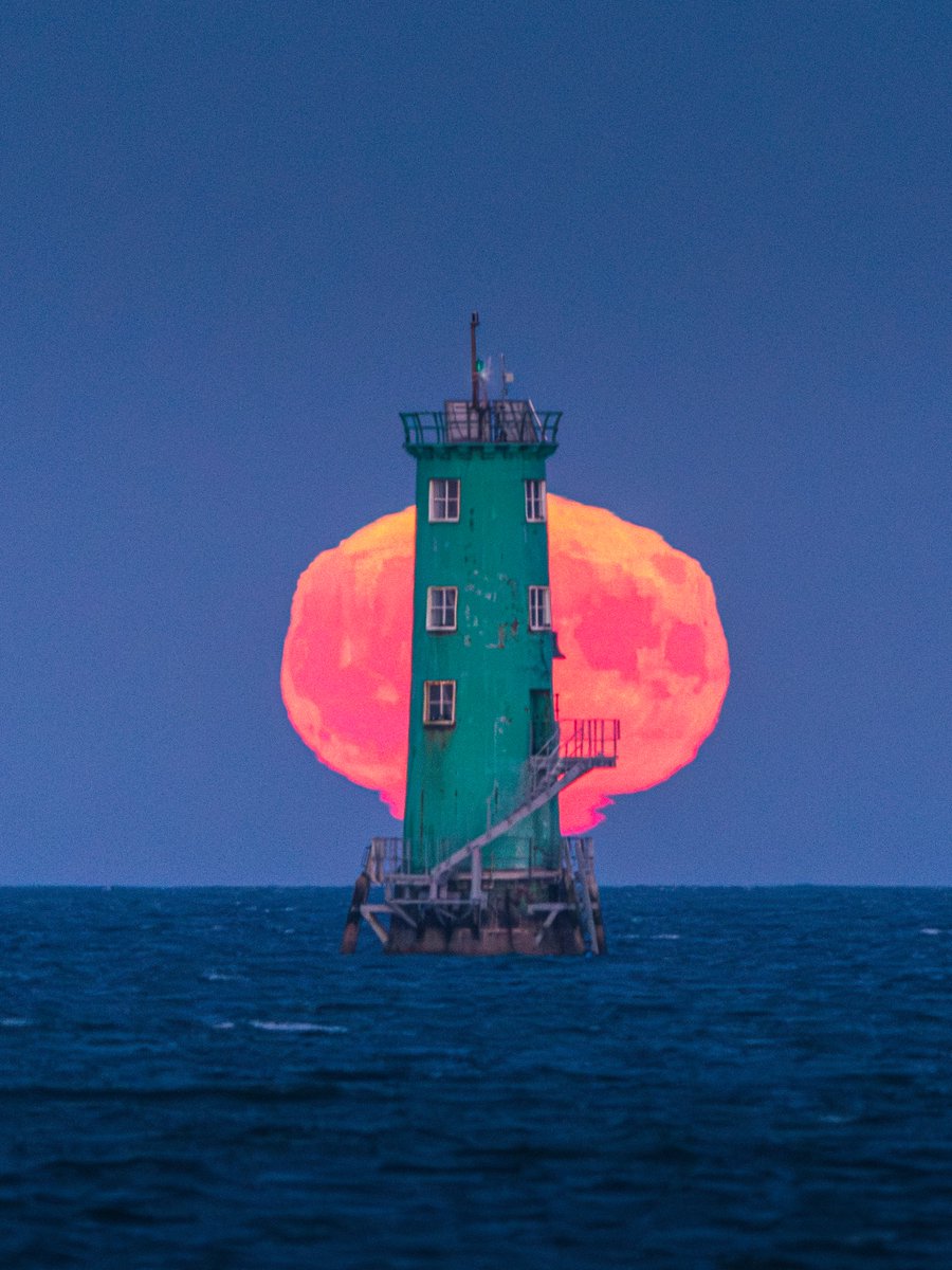 Yesterday evening's moonrise aligned with North Bull Lighthouse.