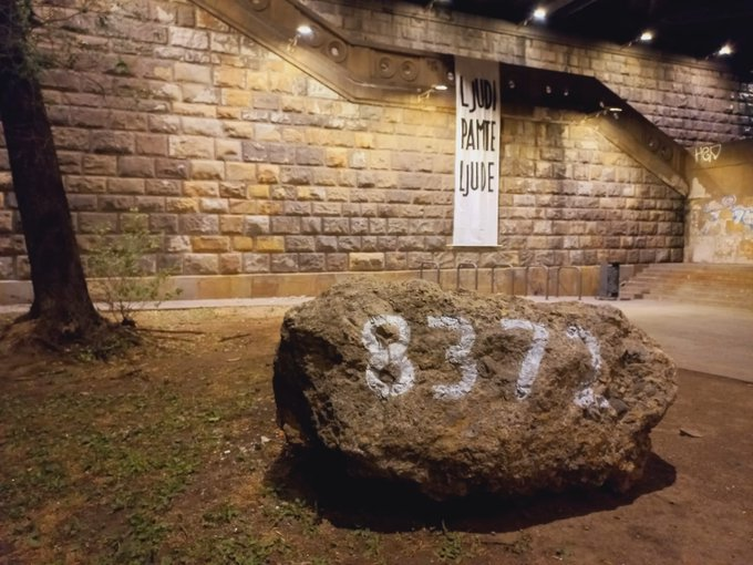 U Beogradu, 11. jula 2025. osvanuo spomenik žrtvama genocida u Srebrenici. Kako treba, tako i bude.